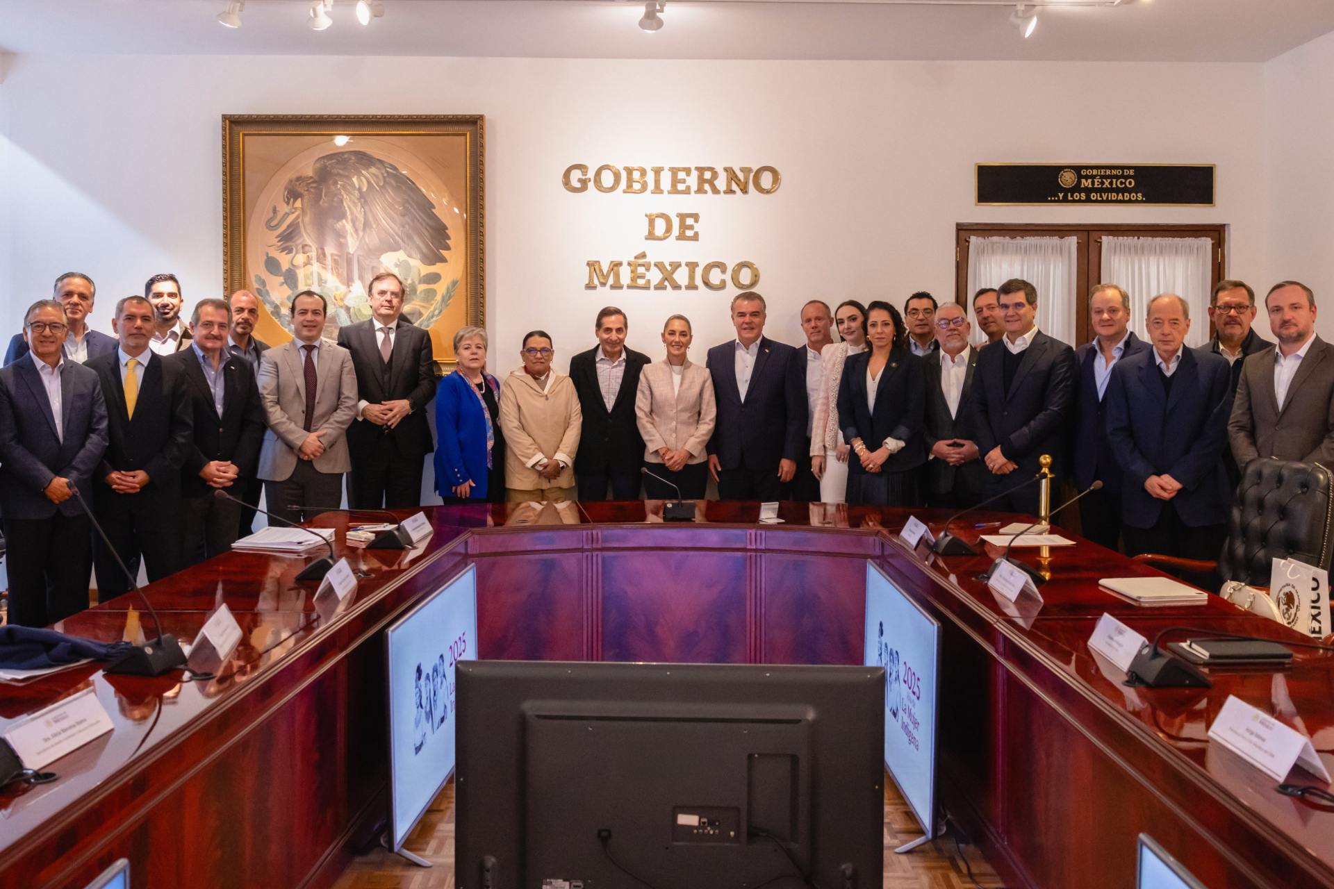 Sheinbaum se reúne con empresarios en Palacio Nacional