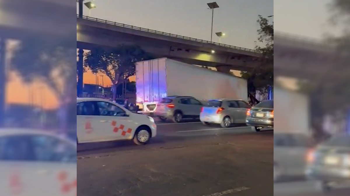 Tráiler se accidenta en Periférico Norte por intento de asalto; recibió 5 disparos Tráiler se accidenta en Periférico Norte por intento de asalto; recibió 5 disparos