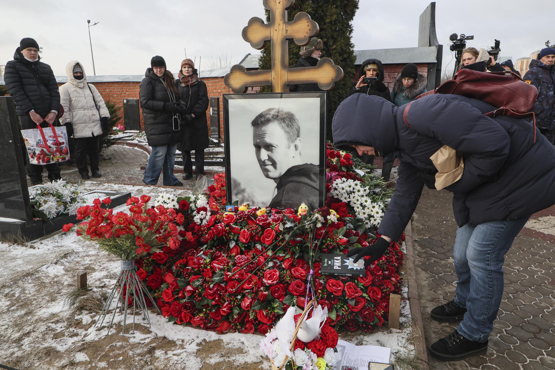 Moscovitas rinden tributo a memoria de Navalni en primer aniversario su muerte