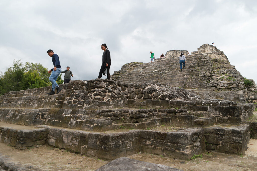 Abre al público Ichkabal, ciudad arqueológica más antigua que Chichén Itzá - turistas-recorren-la-zona-arqueologica-de-ichkabal-1024x683