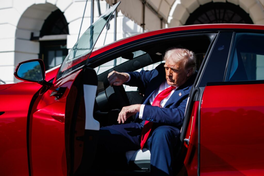 Donald Trump se sube a un Tesla en la Casa Blanca para subrayar su apoyo a Elon Musk