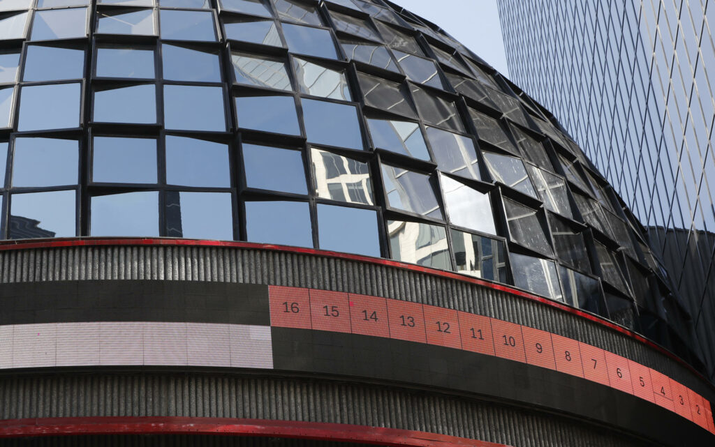 La Bolsa mexicana gana un 1.03 % y anota un nuevo máximo de 66 mil 745.61 puntos