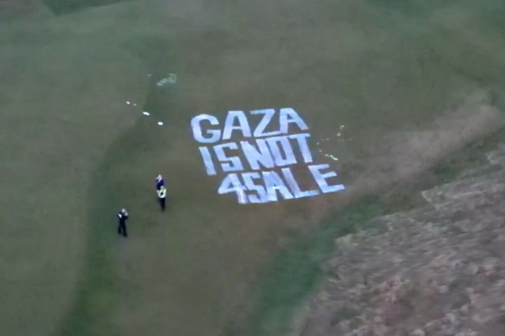 Campo de golf de Trump en Escocia aparece con pintas de “Gaza no está a la venta”