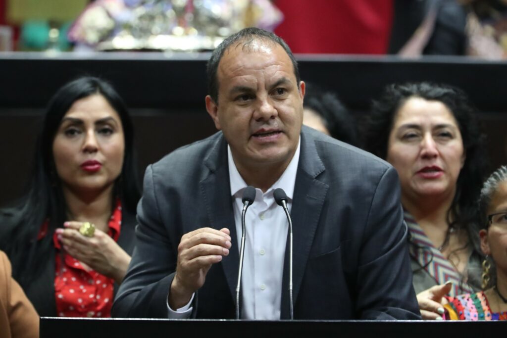 Video: Captan al diputado Cuauhtémoc Blanco jugando pádel durante sesión de diputados