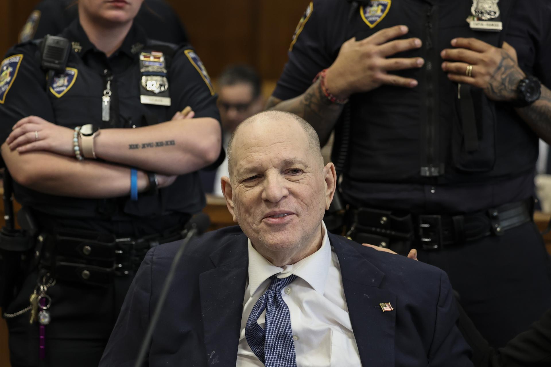 Juez prohíbe que en el nuevo juicio de Harvey Weinstein se mencione su anterior condena