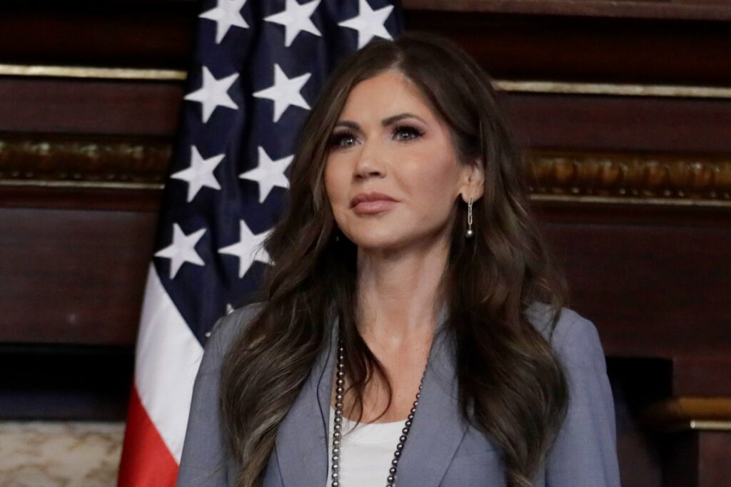 Kristi Noem insta a Trump a prohibir viajar a EE.UU. a personas de países que enviaron "invasores" - kristi-noem-eeuu-1024x683
