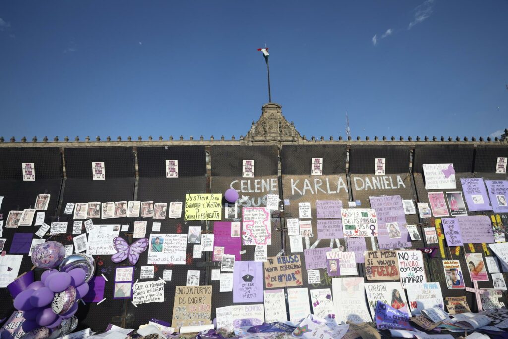 Miles de mexicanas urgen alto a la violencia feminicida en marcha histórica por el 8M