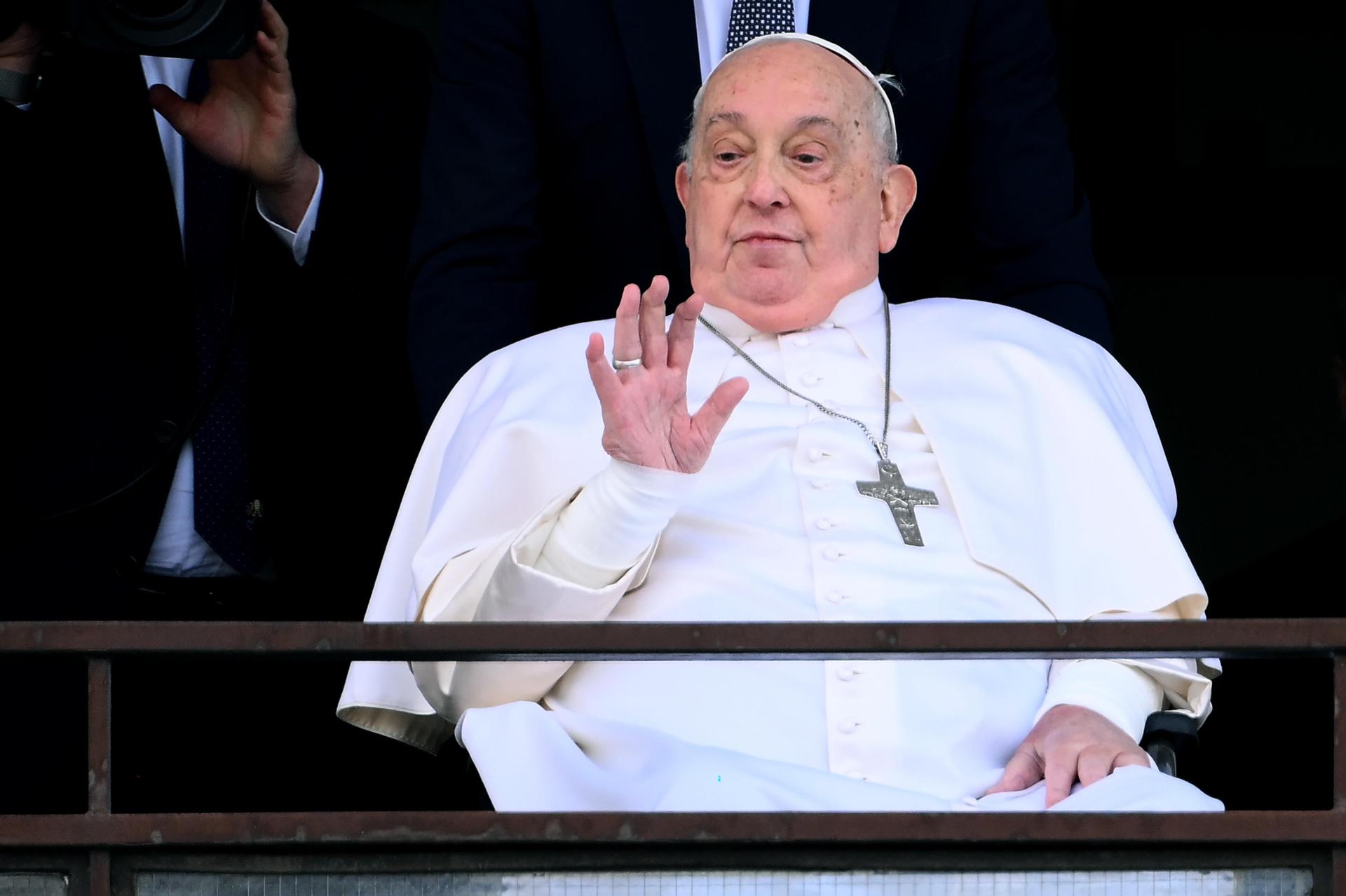 Papa Francisco continúa su convalecencia en el Vaticano entre fisioterapia y trabajo