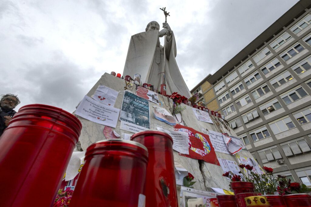 Papa Francisco cumple 12 años de pontificado en el hospital y con el futuro de la Iglesia en el aire