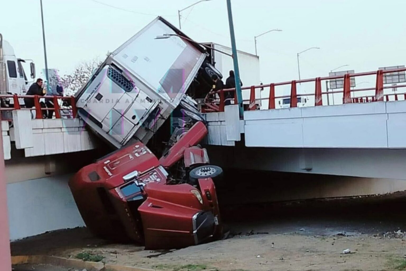 Tráiler de chiles cae de puente en Tlalnepantla, Edomex
