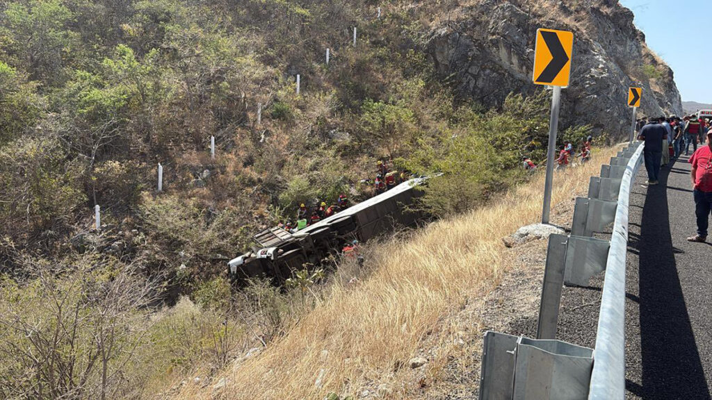 Aumenta a 18 el número de muertos por accidente de autobús en Oaxaca