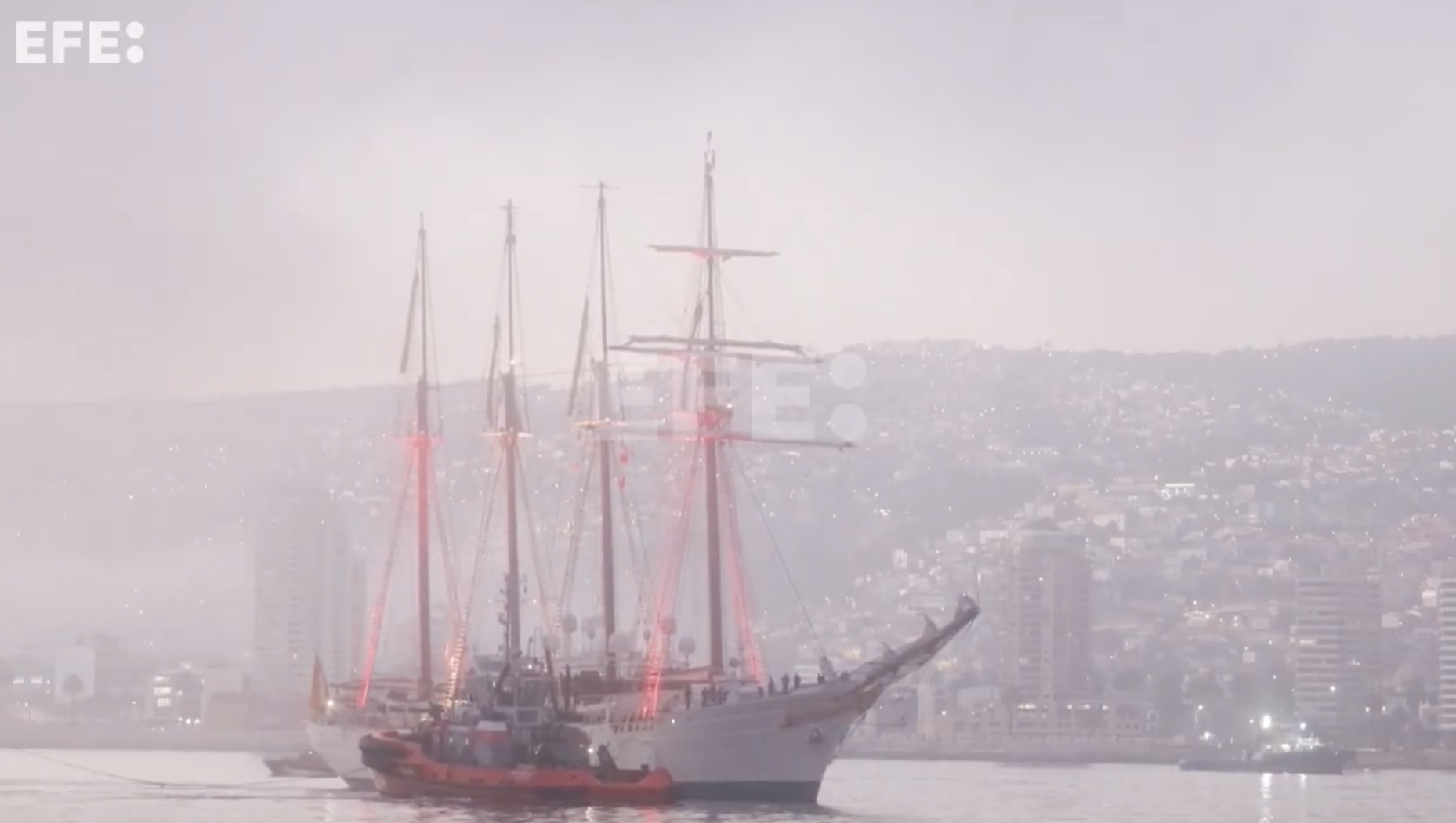 El buque escuela Juan Sebastián Elcano atraca en Valparaiso