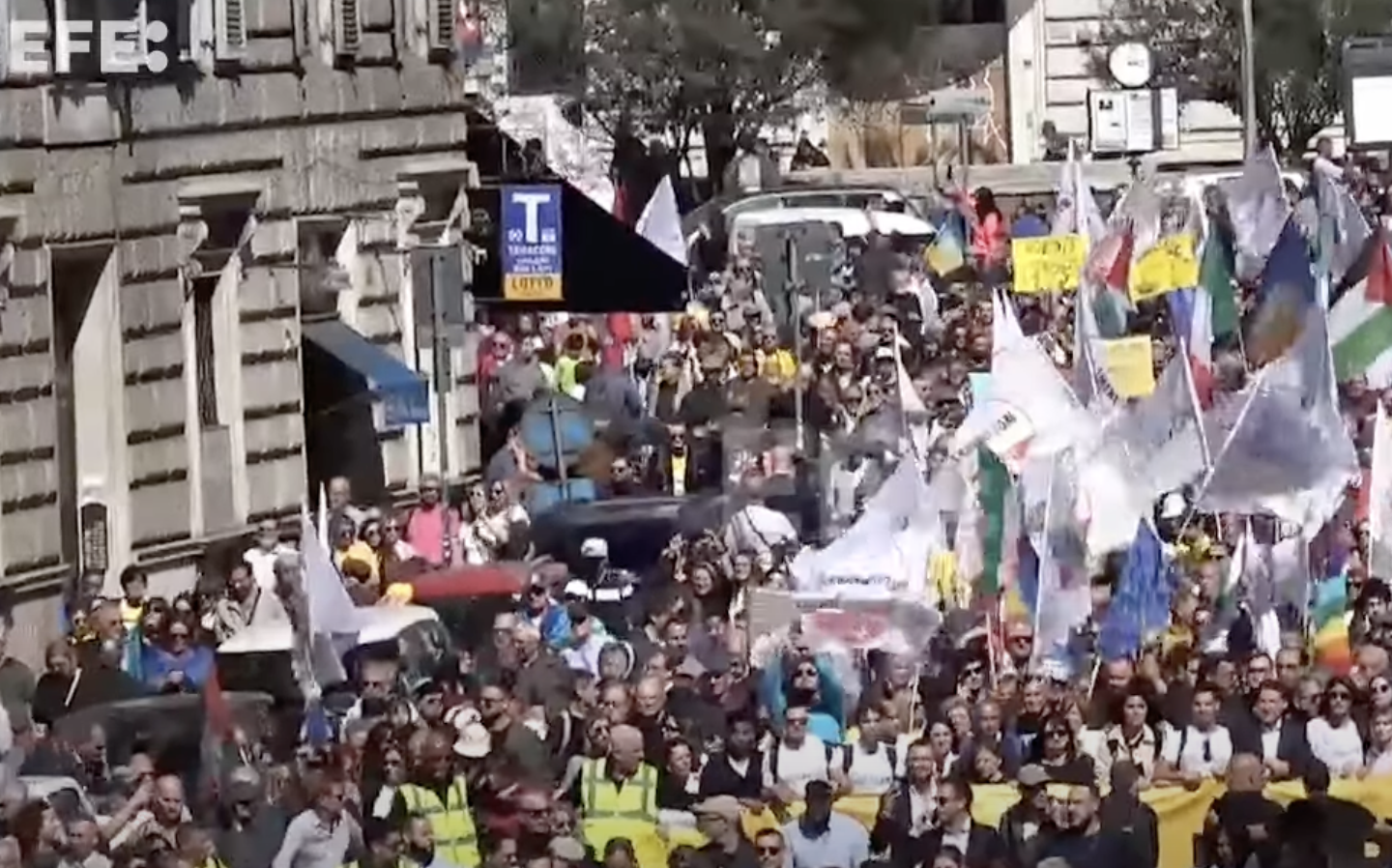 Miles de personas marchan en Roma contra la “locura” del rearme de Europa
