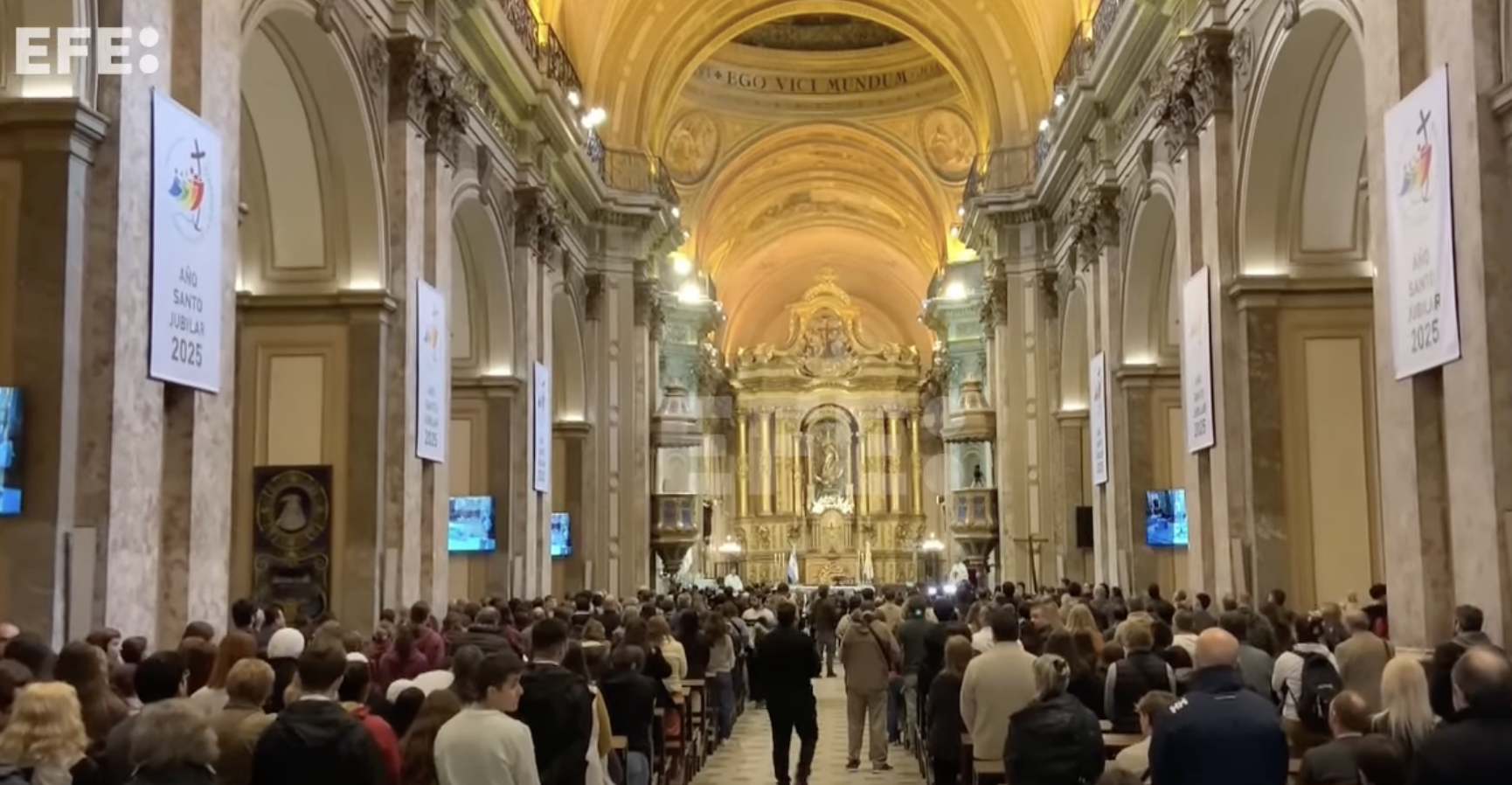 Decenas de argentinos se congregan en la Catedral de Buenos Aires Decenas de argentinos se congregan en la Catedral de Buenos Aires