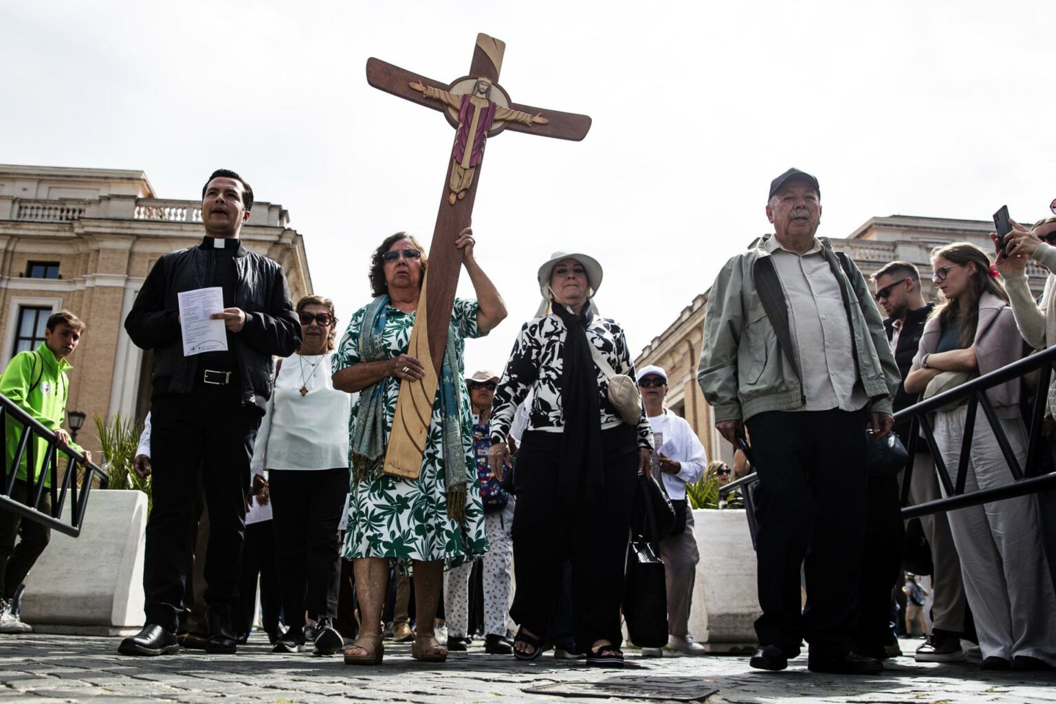 Vaticano convoca al rezo del rosario por el papa Francisco