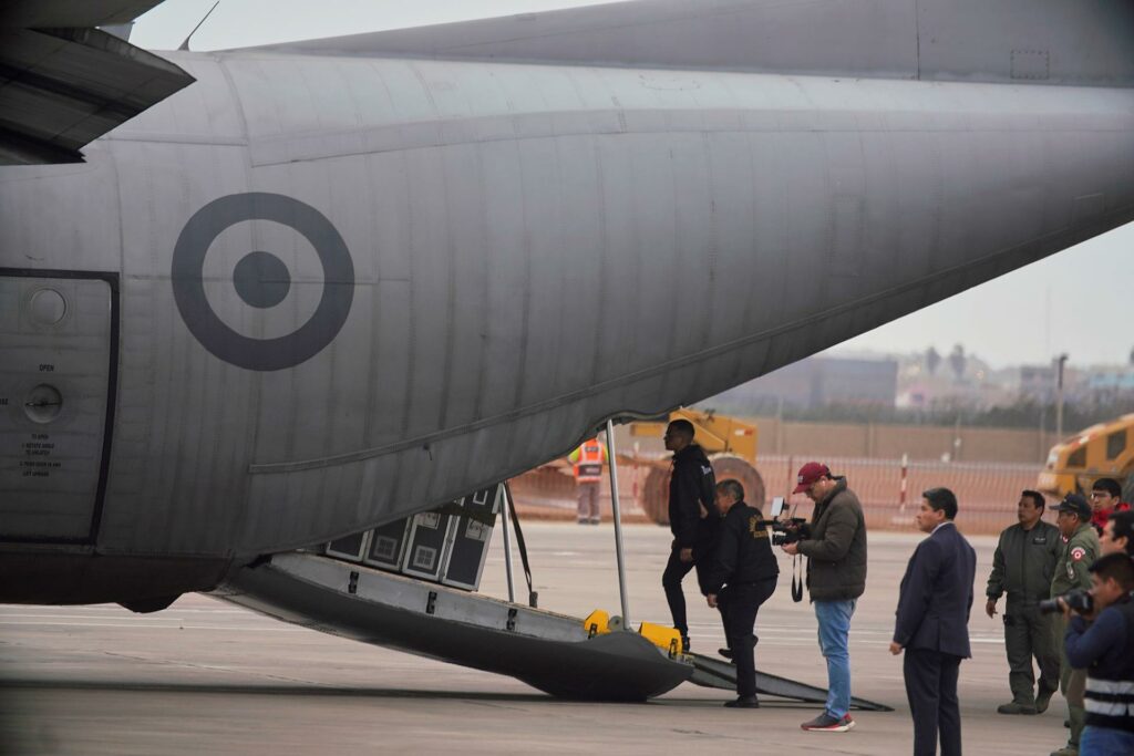 EE.UU. ofrece 2 mil 600 dólares y vuelo gratis a migrantes que se autodeporten