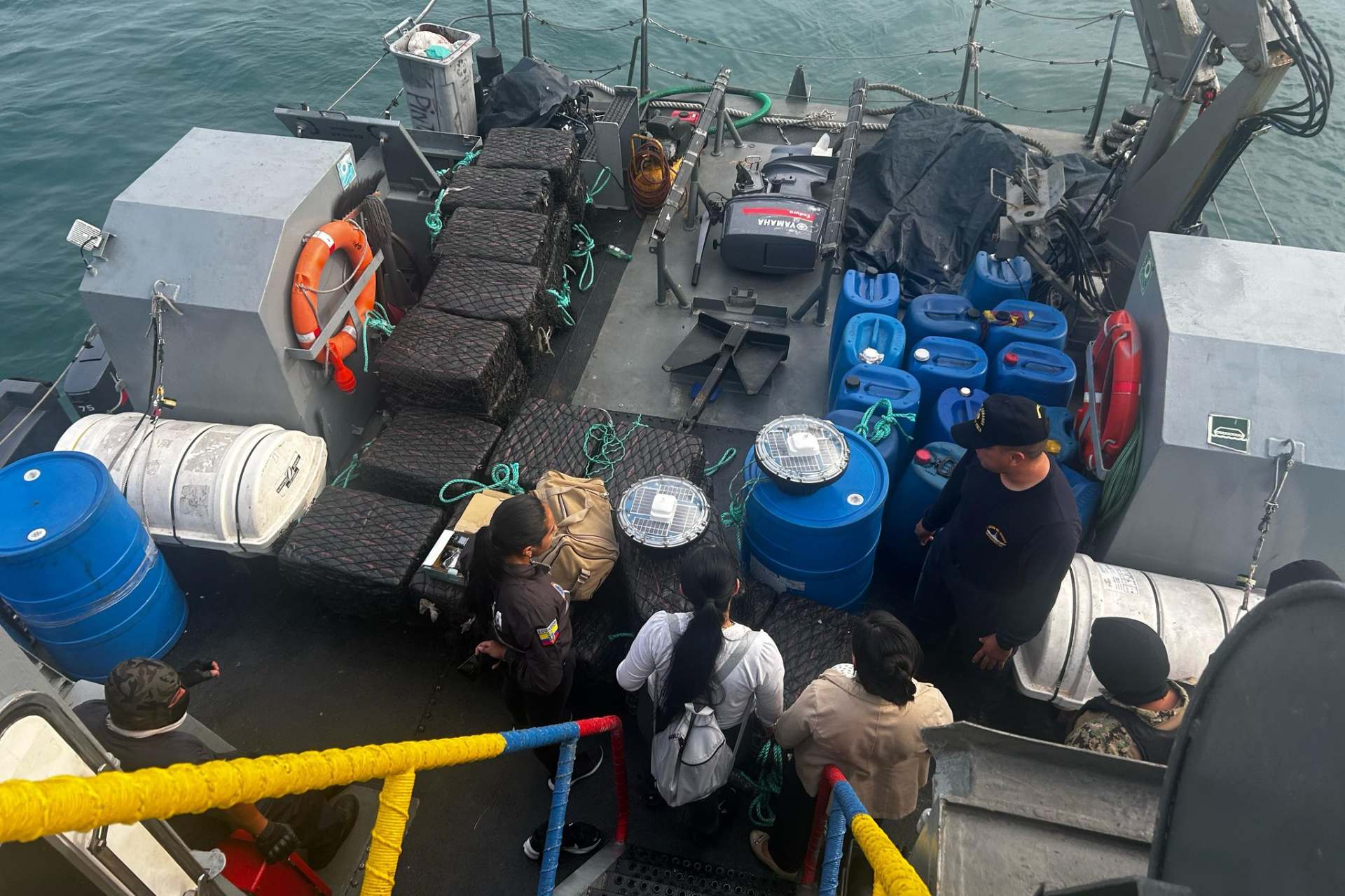 Ecuador asegura lancha con 1.5 toneladas de droga que iban a Centroamérica y México Ecuador asegura lancha con 1.5 toneladas de droga que iban a Centroamérica y México