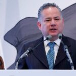 Economía formaliza la salida de Santiago Nieto del IMPI