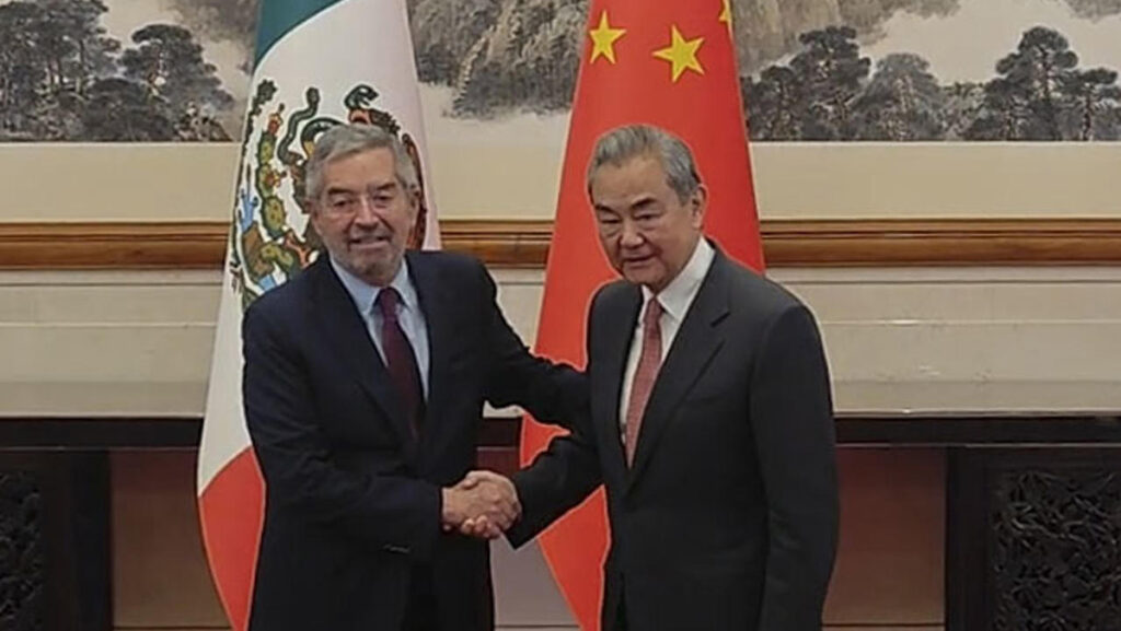 Canciller De la Fuente destaca la histórica "relación comercial" con China - canciller-juan-ramon-de-la-fuente-con-su-homologo-chino-wang-yi-1024x577