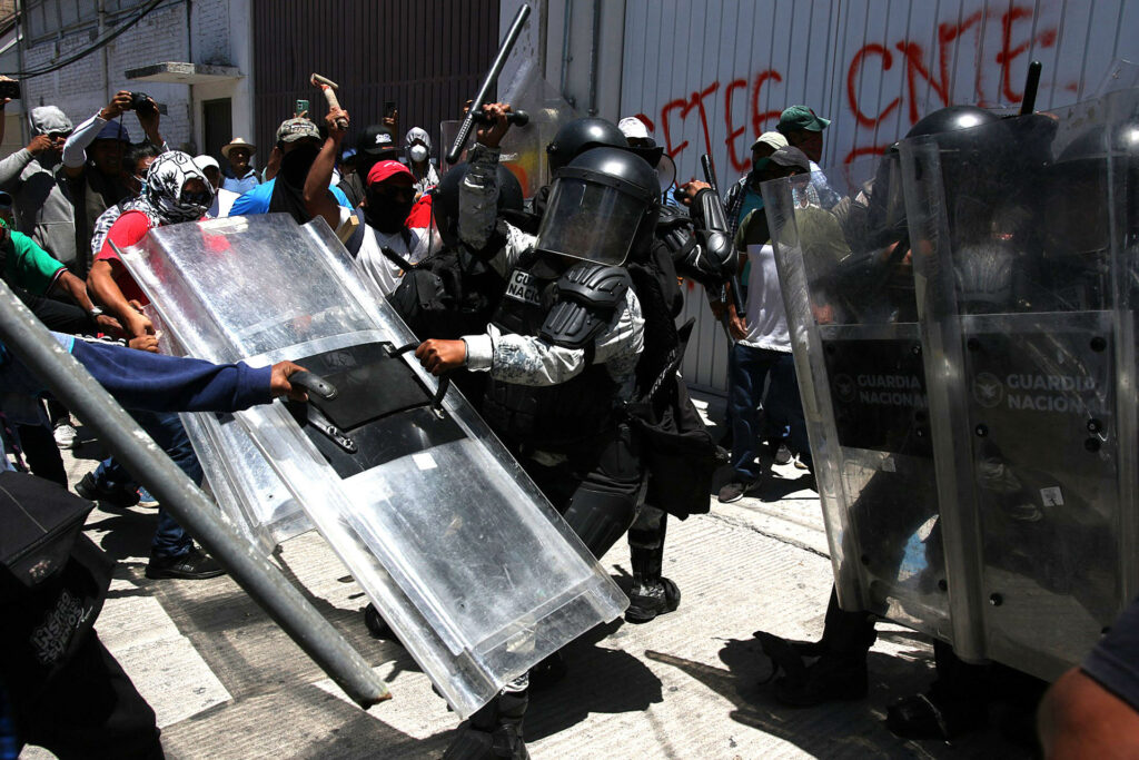 Maestros se enfrentan con agentes de la Guardia Nacional en Guerrero
