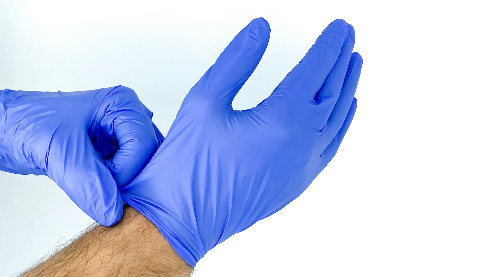 OMS alerta sobre uso excesivo de guantes médicos; pide priorizar el lavado de manos