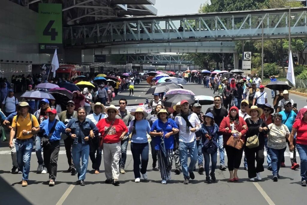 protesta CNTE maestros AICM mayo 2025 (1)