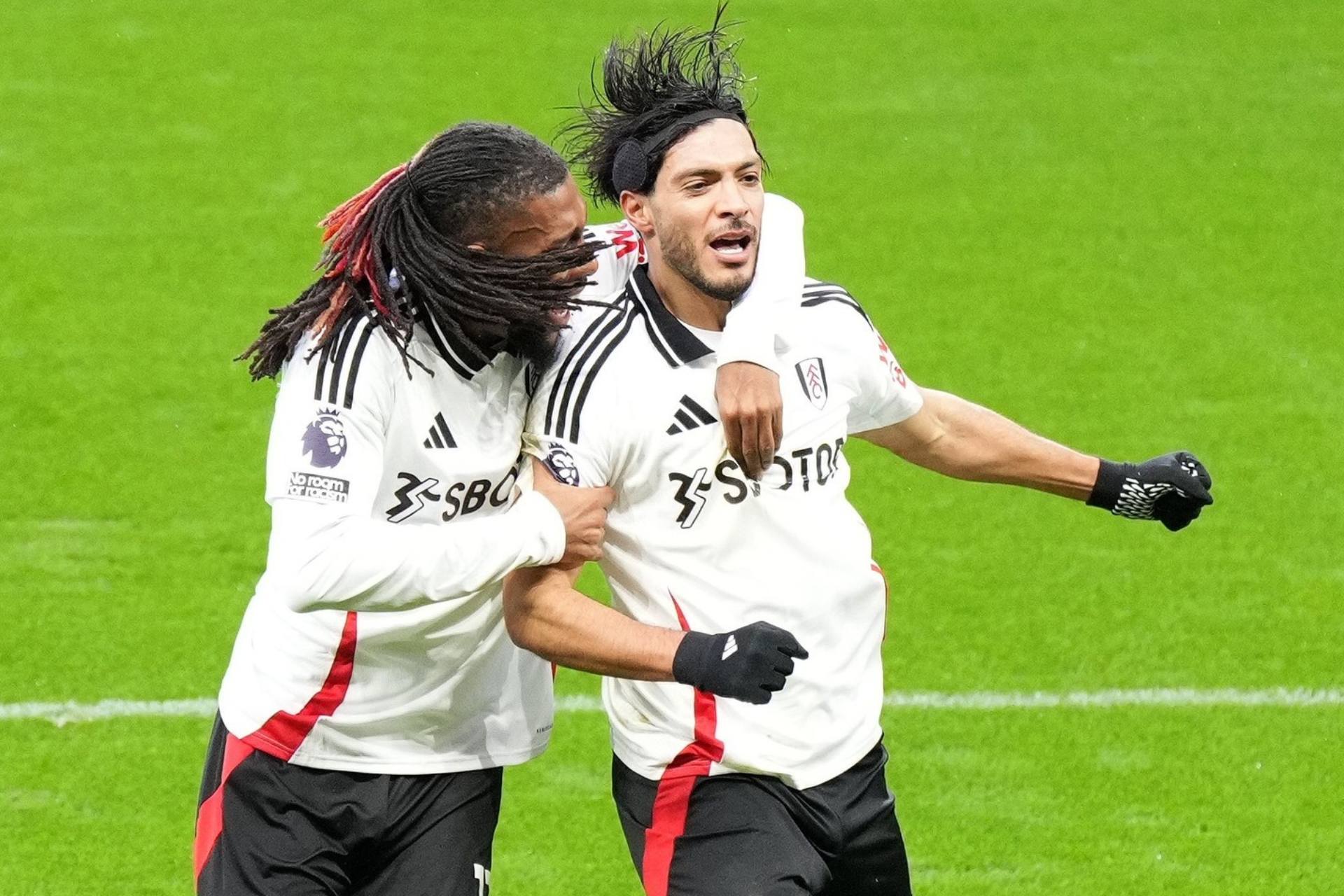 Fulham renueva a Raúl Jiménez hasta 2026