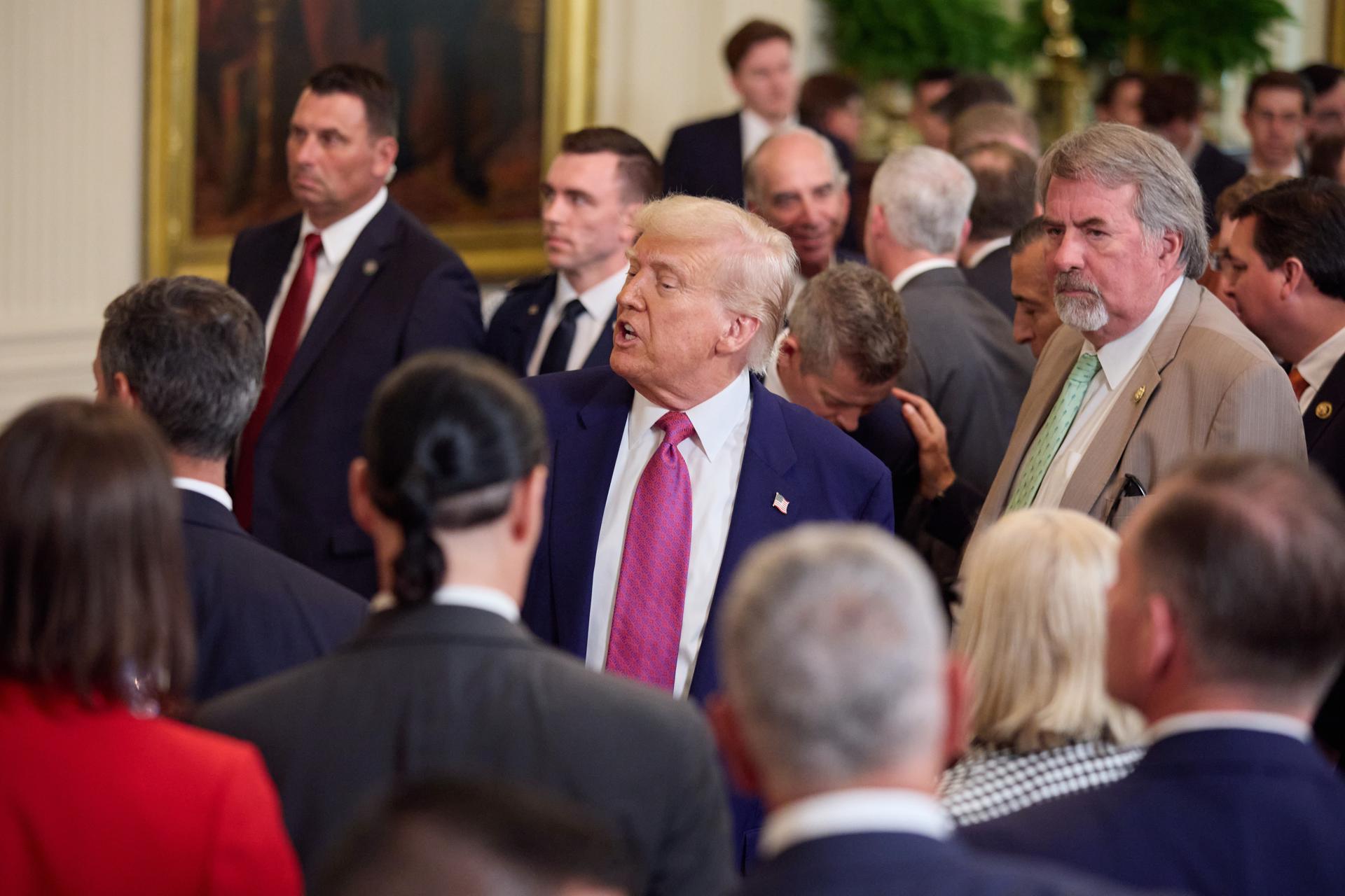 Trump reconoce que su política migratoria afecta a los agricultores y avanza “cambios”