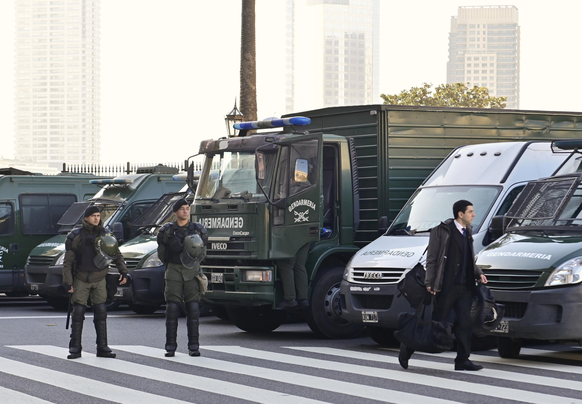 Controles en buses y fuerte despliegue policial por marcha en apoyo a Cristina Fernández