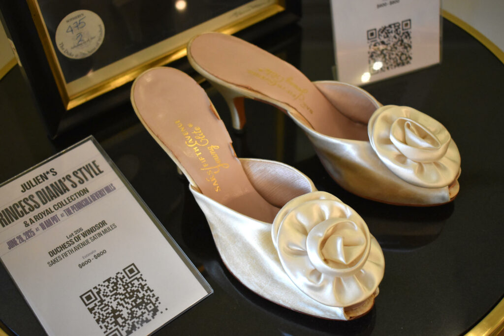 Subastan el vestido "solidario" de la princesa Diana en 520 mil dólares - 4259ba8d444f19714a758c613e594f77cca84910w-1024x683