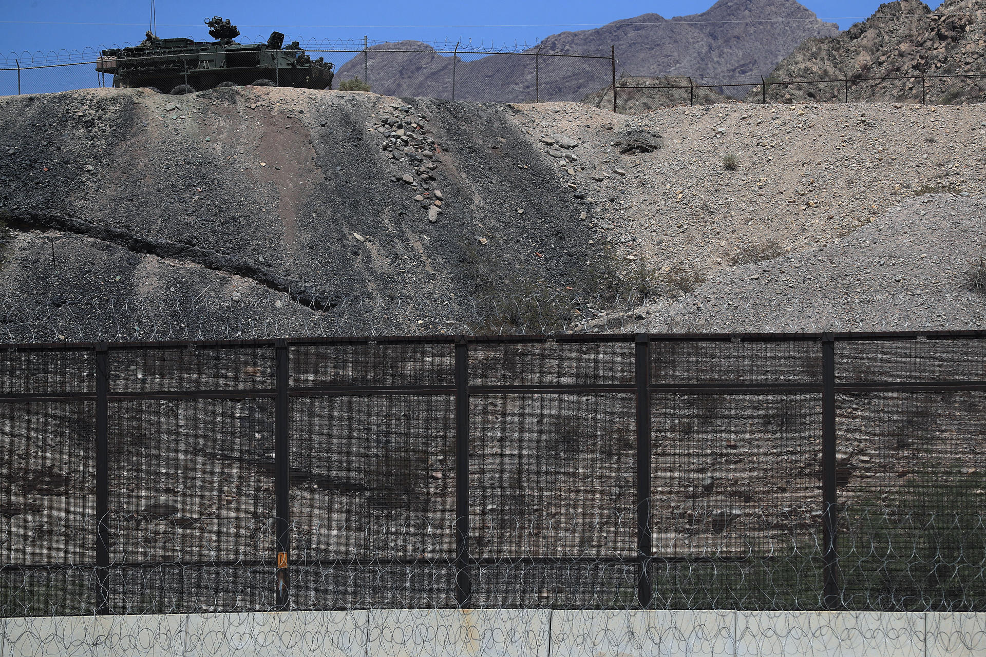 Migrantes en la frontera de México viven en vilo por las redadas y militarización de EE.UU.