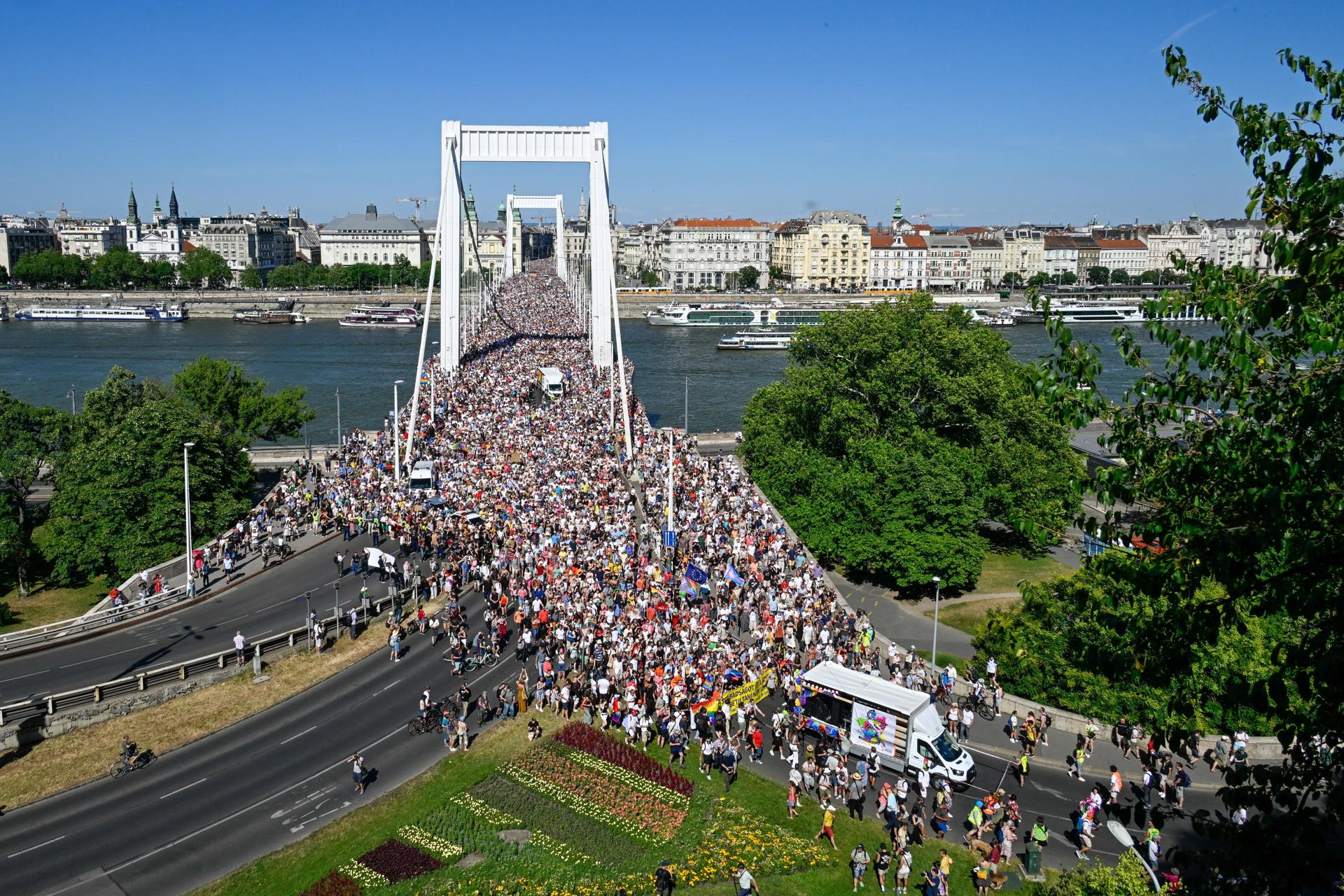 200 mil personas participan en la marcha del orgullo en Budapest