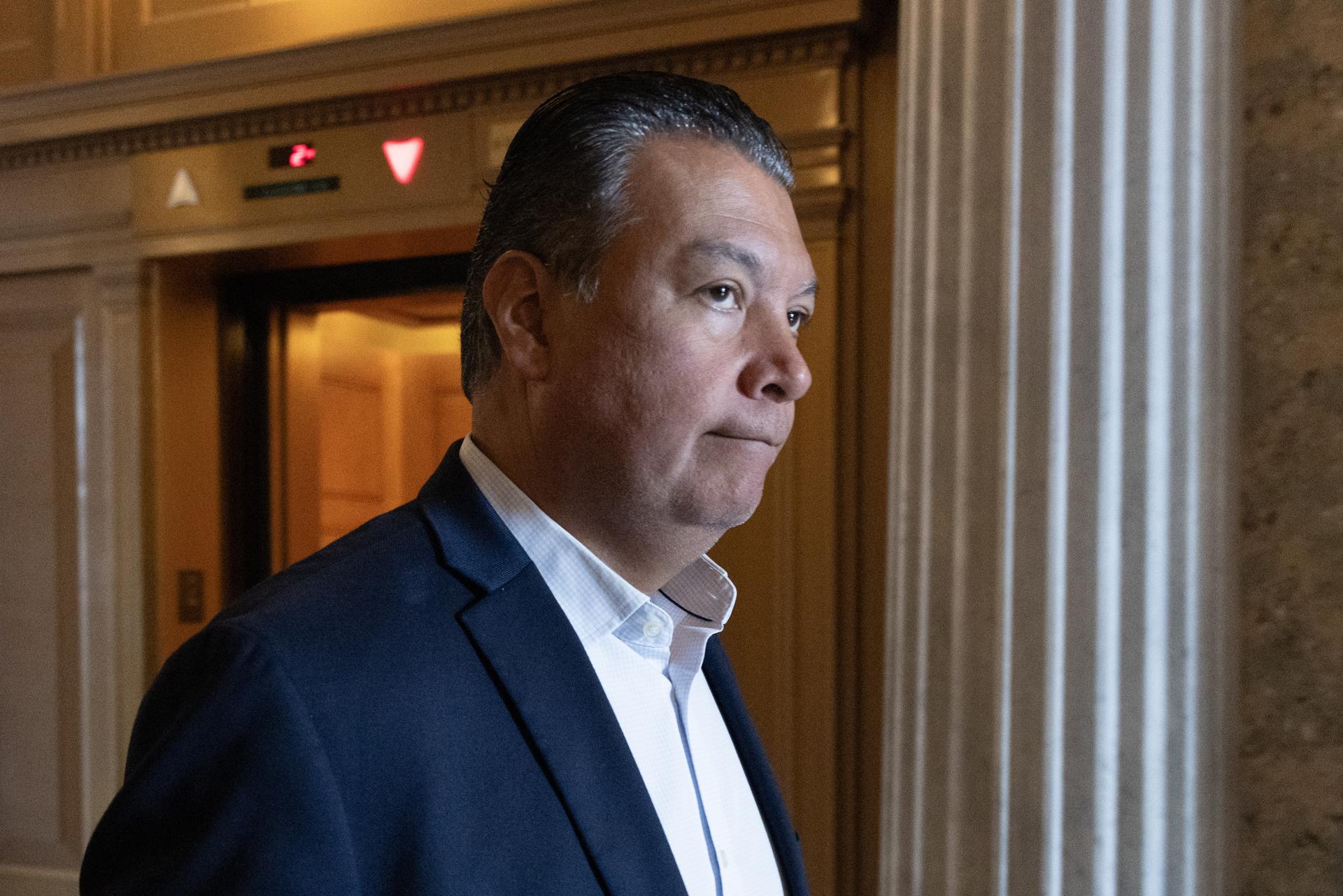 “Imagínense cómo tratan a los trabajadores”, cuestiona senador de EE.UU. tras ser esposado