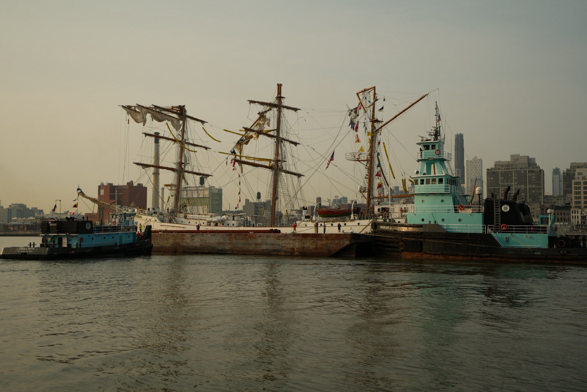 Remolcan buque Cuauhtémoc a Brooklyn para iniciar su reparación Remolcan buque Cuauhtémoc a Brooklyn para iniciar su reparación