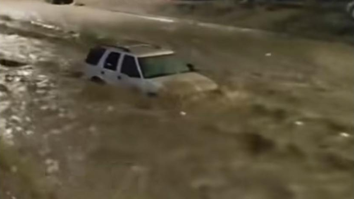 Video: Lluvias azotan Ciudad Juárez; corrientes arrastraron autos