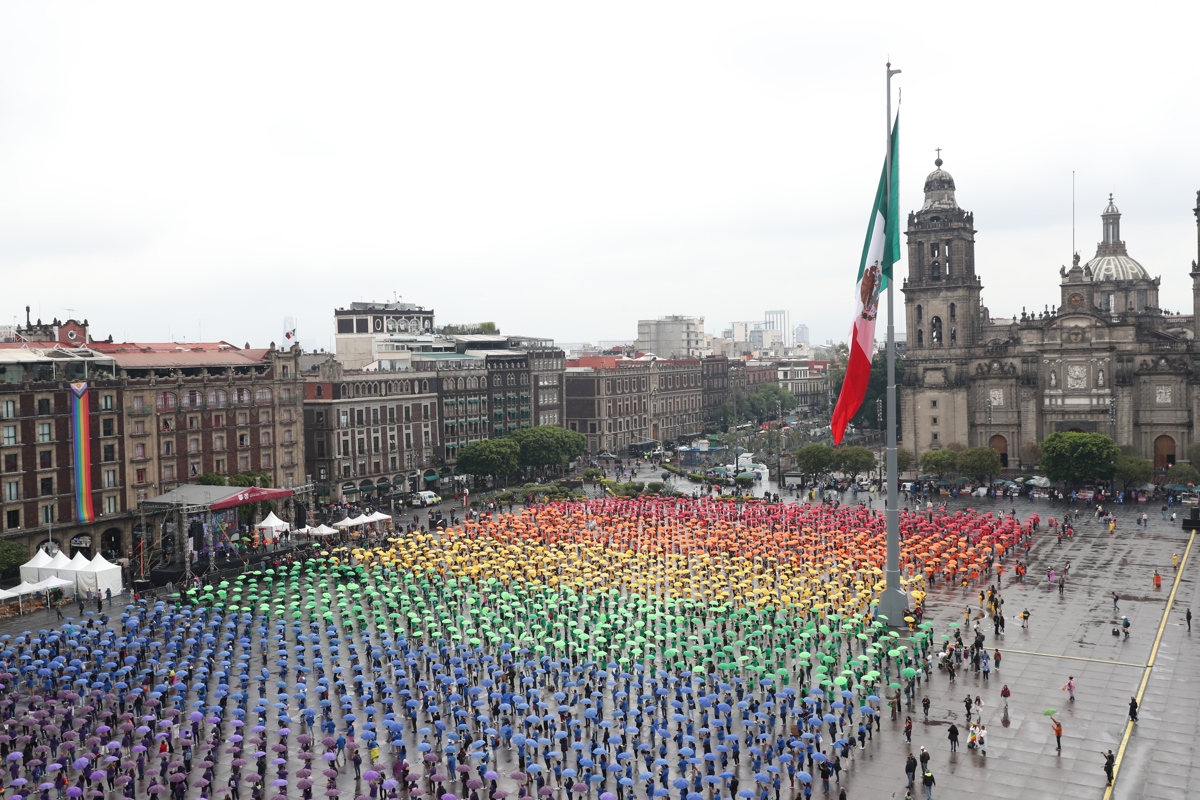 Celebran el orgullo LGBT en la CDMX con una bandera gigante en el Zócalo