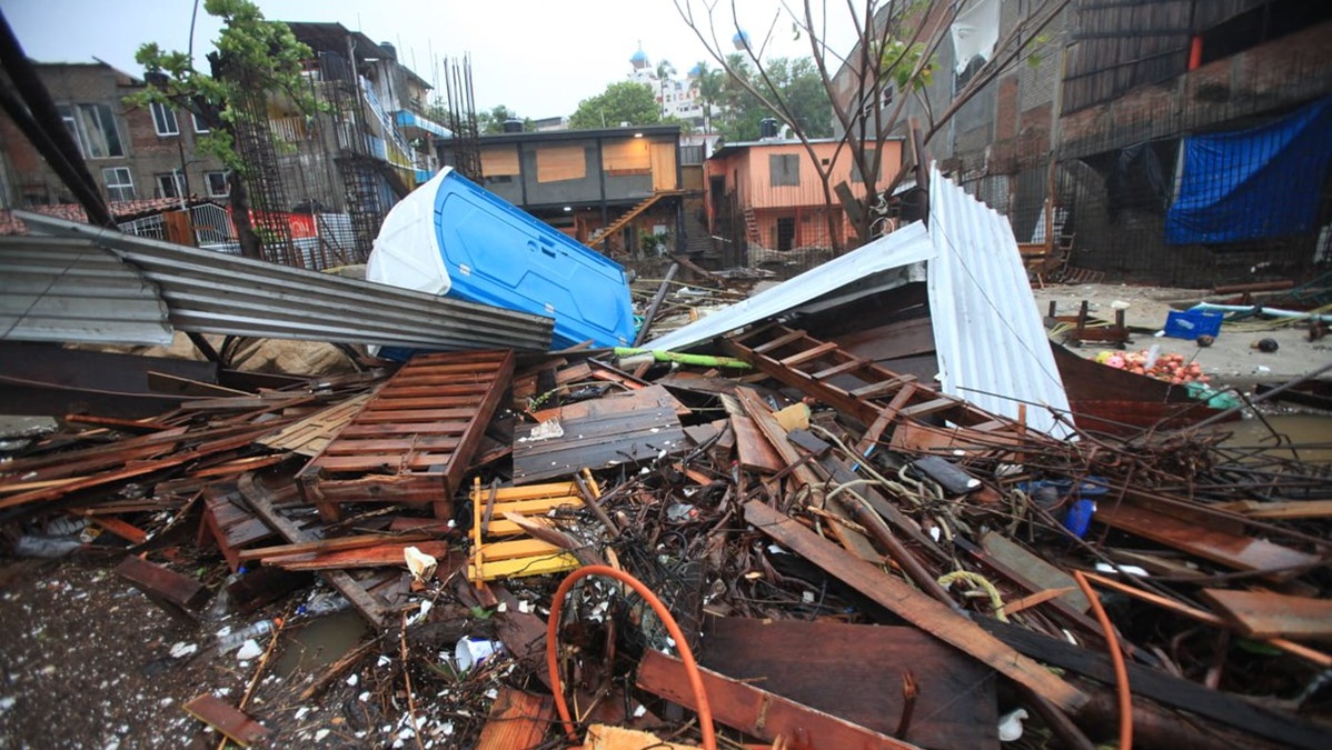 Huracán Erick pierde fuerza mientras avanza entre Oaxaca y Guerrero Huracán Erick pierde fuerza mientras avanza entre Oaxaca y Guerrero