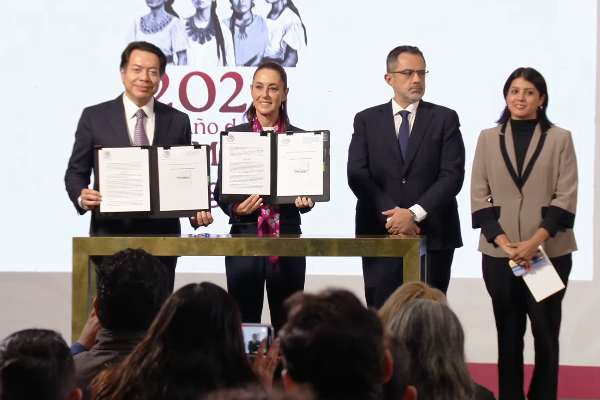 Sheinbaum firma decretos en beneficio de maestros; desaparecerá USICAMM y disminuirá edad de jubilación