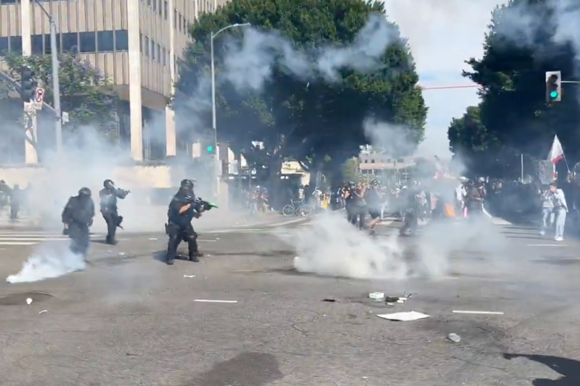 Policía lanza gases lacrimógenos contra manifestación “No Kings” en Los Ángeles, California