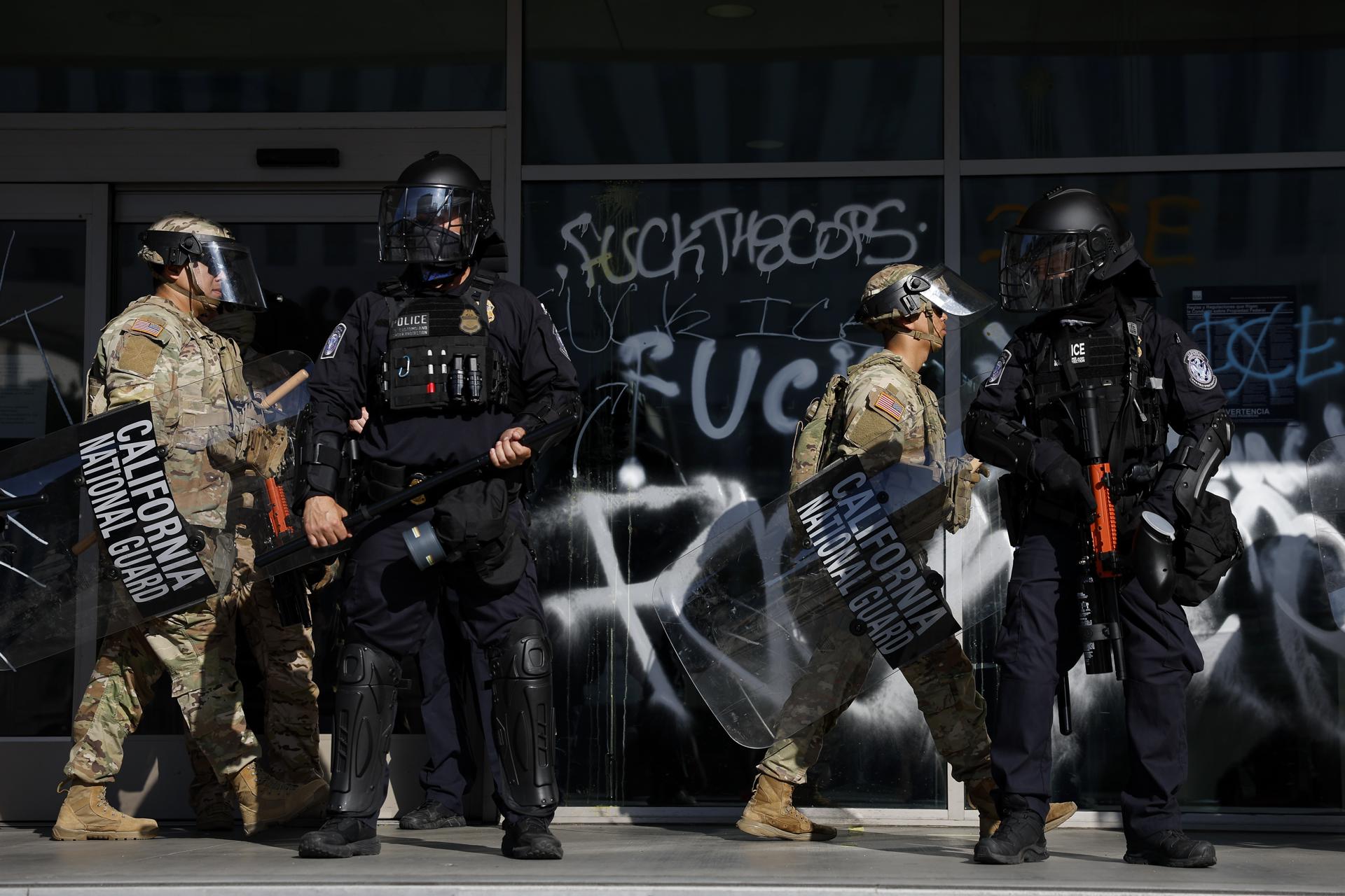 Soldados en Los Ángeles tienen autorización temporal para detener civiles, dice comandante