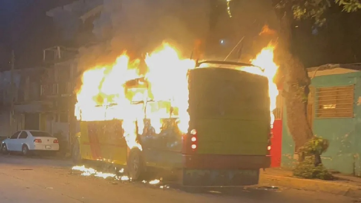 Incendian camión con 5 cuerpos en Acapulco y matan a hombre en Chilpancingo