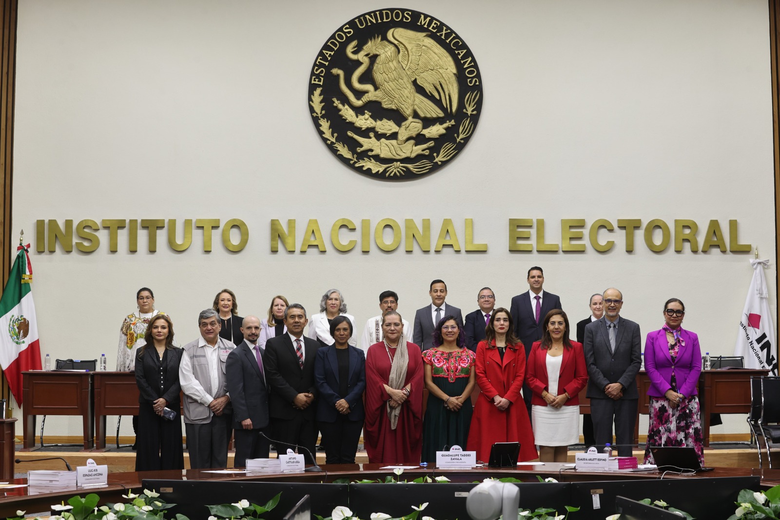 Valida INE elección de la Suprema Corte; entrega constancias a próximos ministros