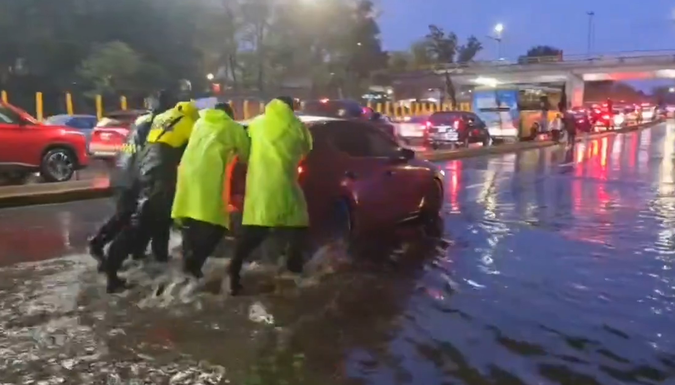 Fuertes lluvias dejan inundaciones y afectaciones en el Valle de México