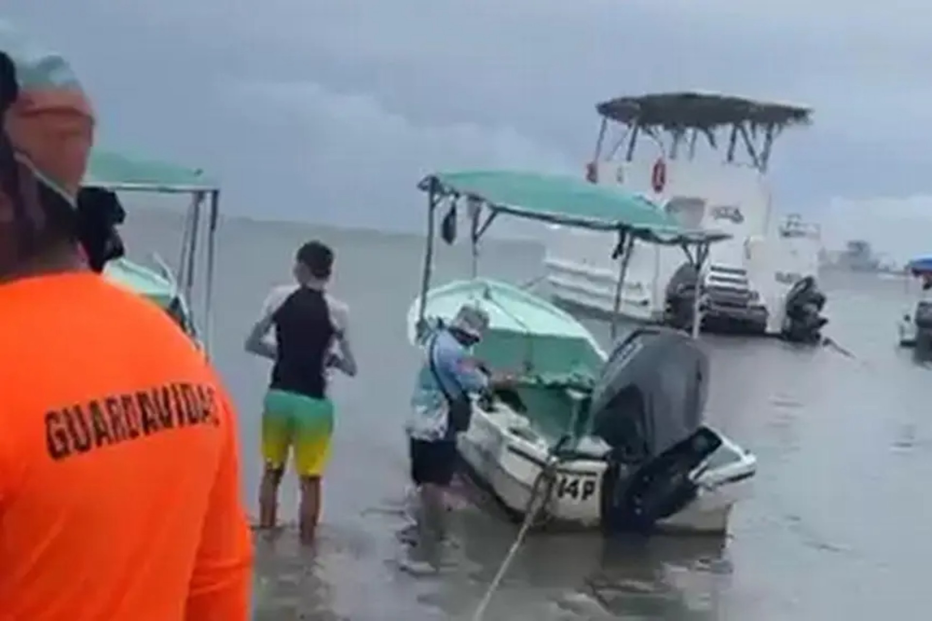 Se hunde lancha con 18 pasajeros en Veracruz