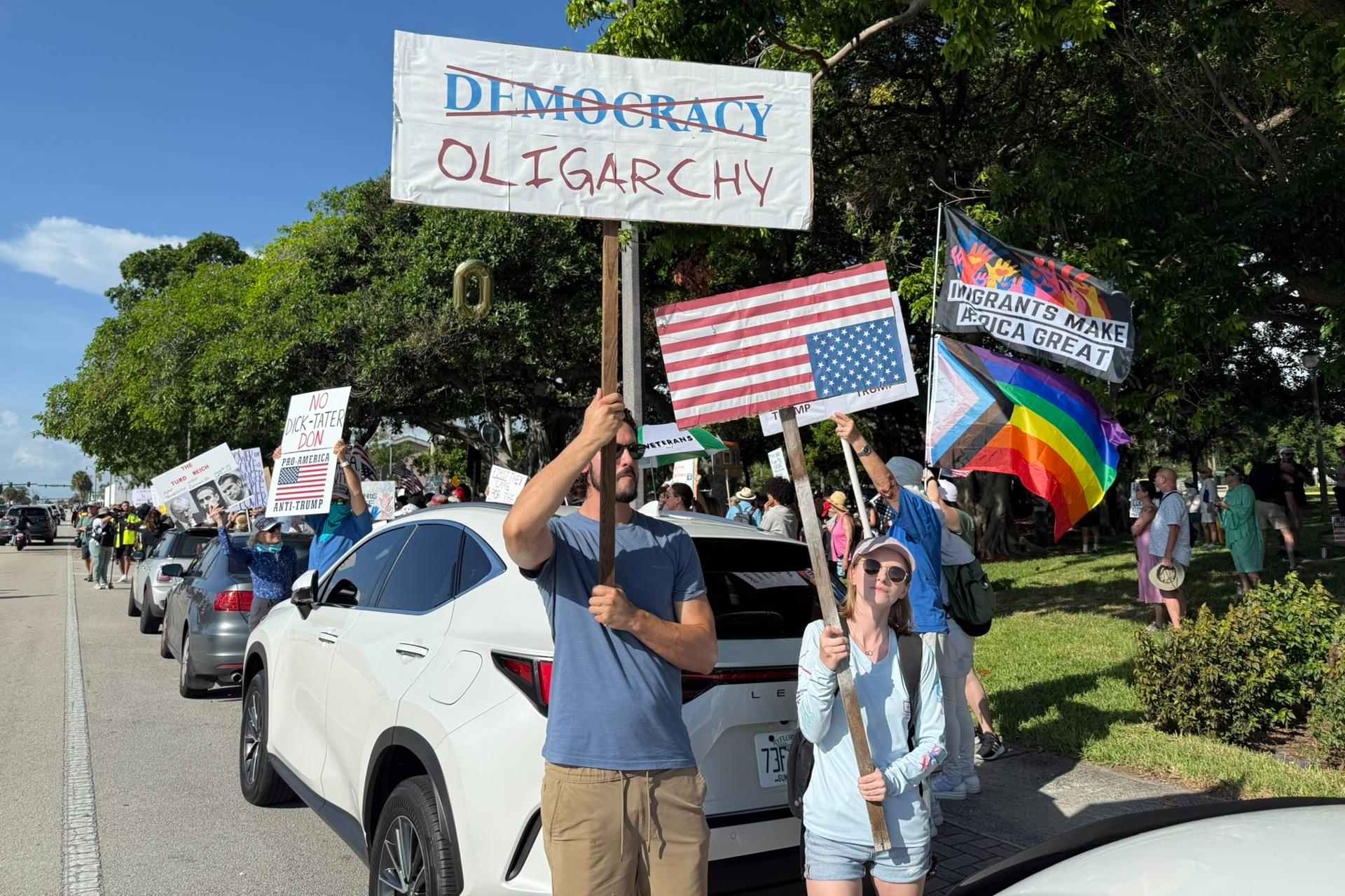Miles de vecinos de Donald Trump van a su casa en Mar-a-Lago a gritarle “no Kings” Miles de vecinos de Donald Trump van a su casa en Mar-a-Lago a gritarle “no Kings”