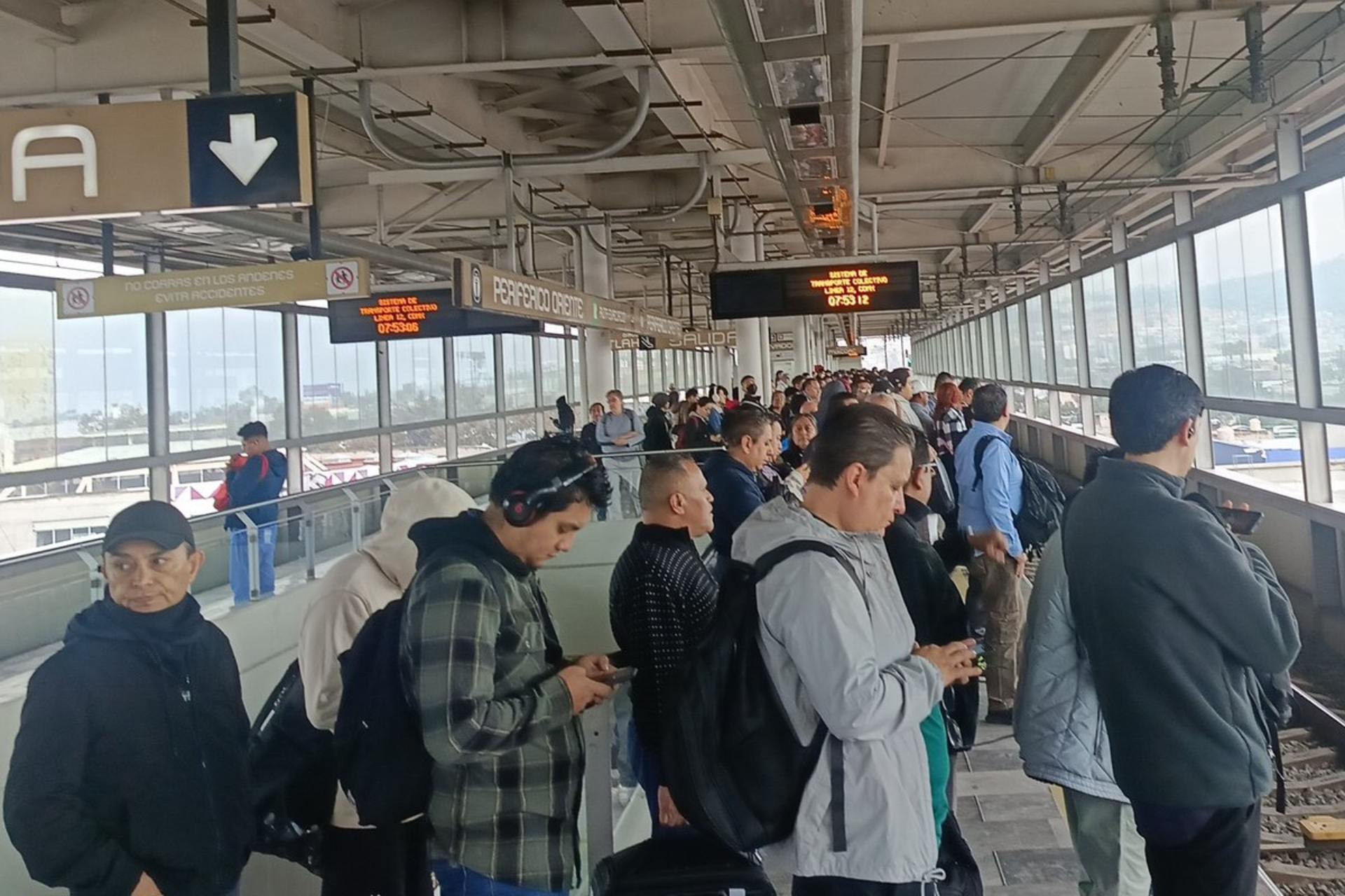 Usuarios del Metro CDMX reportan lento avance en al menos cinco líneas