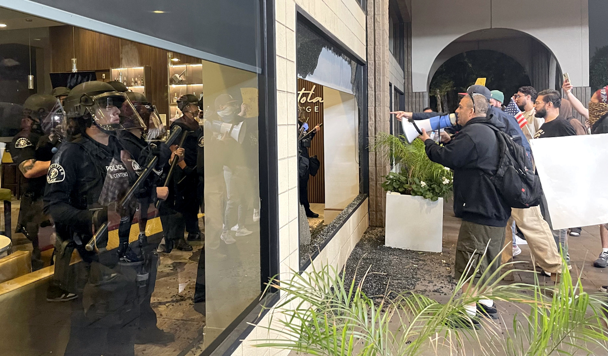 Protestas en Los Ángeles se trasladan a hoteles donde se alojan los agentes migratorios