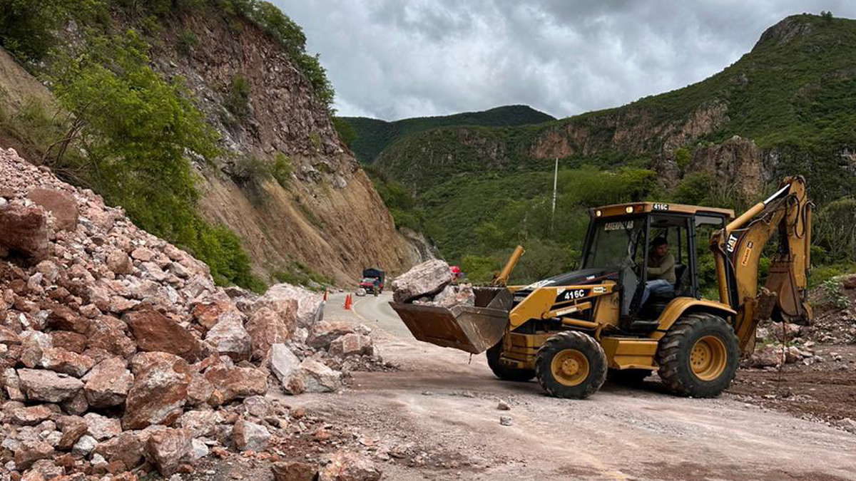 Atienden afectaciones carreteras en Guerrero y Oaxaca por el huracán ‘Erick’