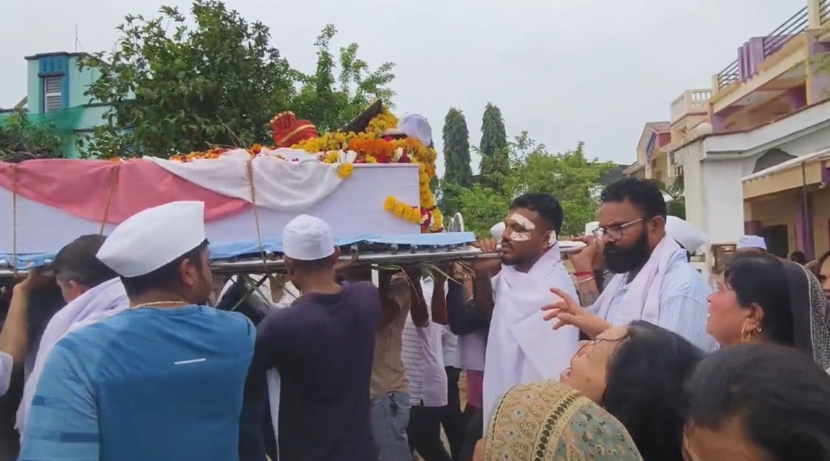 Único sobreviviente del accidente de Air India sale del hospital y va al funeral de su hermano