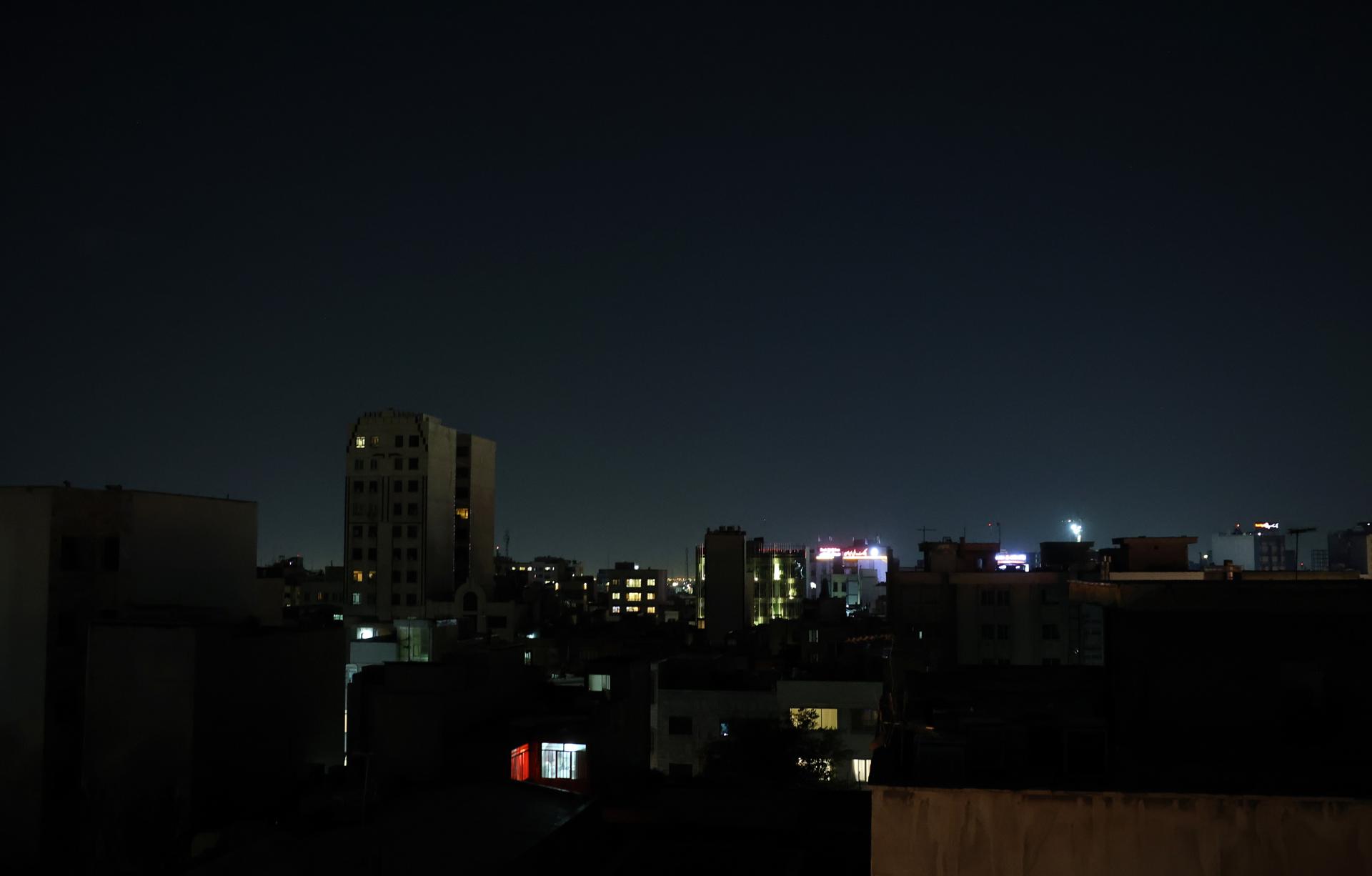 Irán vive una jornada de ataques israelíes contra aeropuertos y refinerías con 90 muertos Irán vive una jornada de ataques israelíes contra aeropuertos y refinerías con 90 muertos